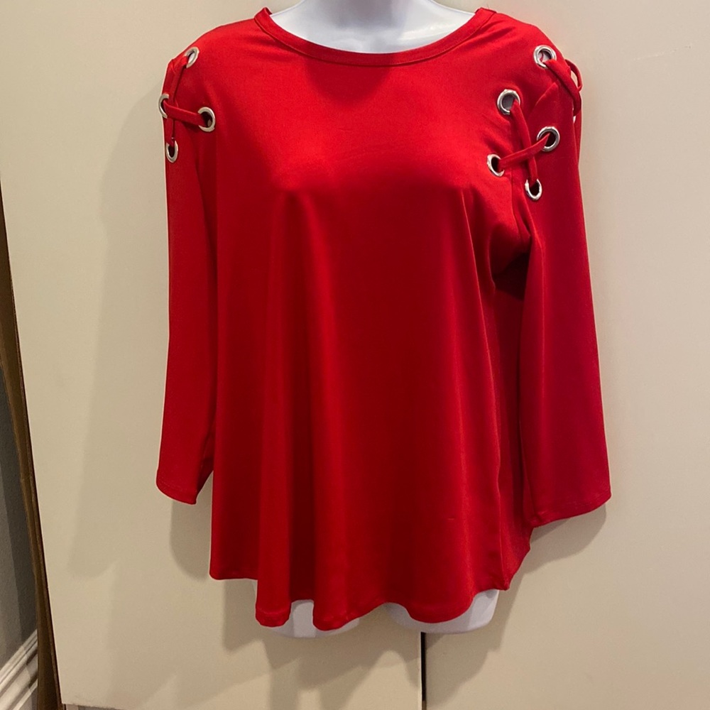 Allí & Andi red holiday top. Perfect for Valentine’s. 3/4 sleeve with 8 grommets